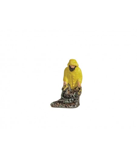 HARBURN HOBBIES Fisherman in Yellow Oilskins, With Net Height - 24.5mm OO Gauge QS405