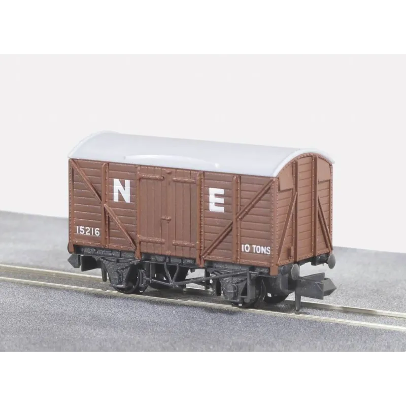 Peco Box Van, Standard type, NE, brown N Gauge NR-43E