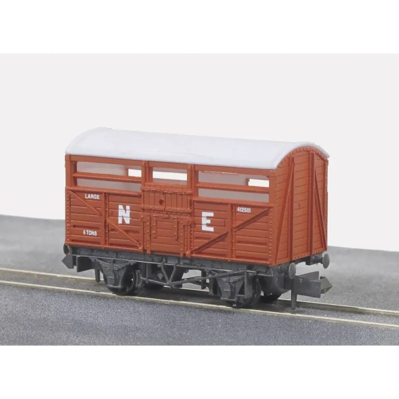 Peco Cattle Truck, LNER, red oxide N Gauge NR-45E