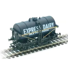 Peco Milk Tank Wagon, Express Dairies OO Gauge R-74E
